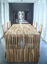 21 Stol i stolice (sjedalo tapacirano eko kozom) od masivnog drveta oraha, zavrsna obrada eko ulje